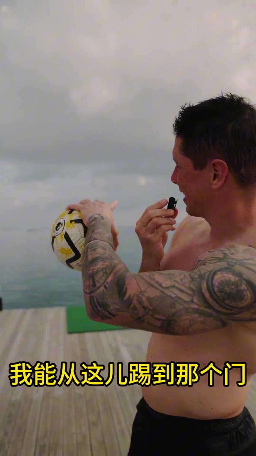 當(dāng)年多少人的偶像！托雷斯挑戰(zhàn)赤腳進(jìn)球