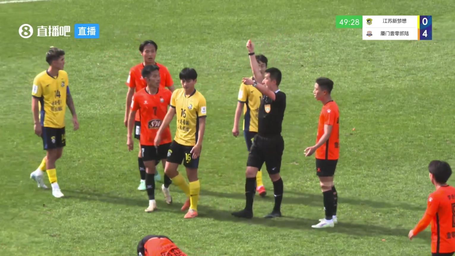 比姆巴佩抬的還高，中冠球員亮鞋釘兇狠蹬踏被裁判直紅驅(qū)逐