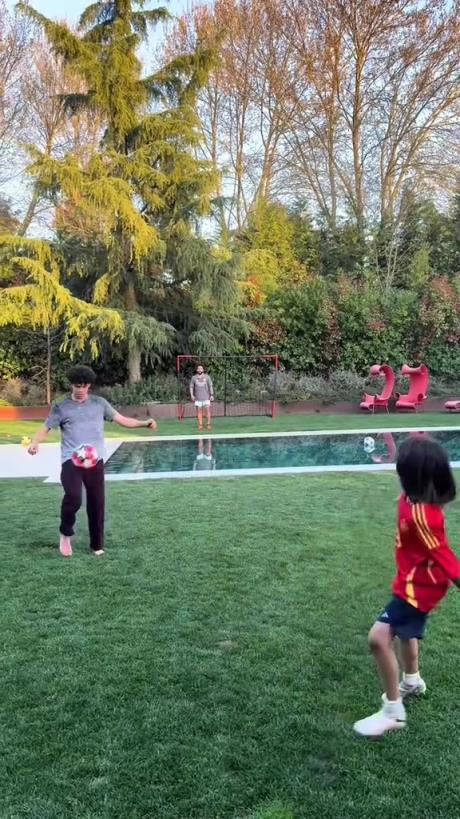 馬塞洛和兒子隔水相傳！大兒子腳法有點(diǎn)東西的！