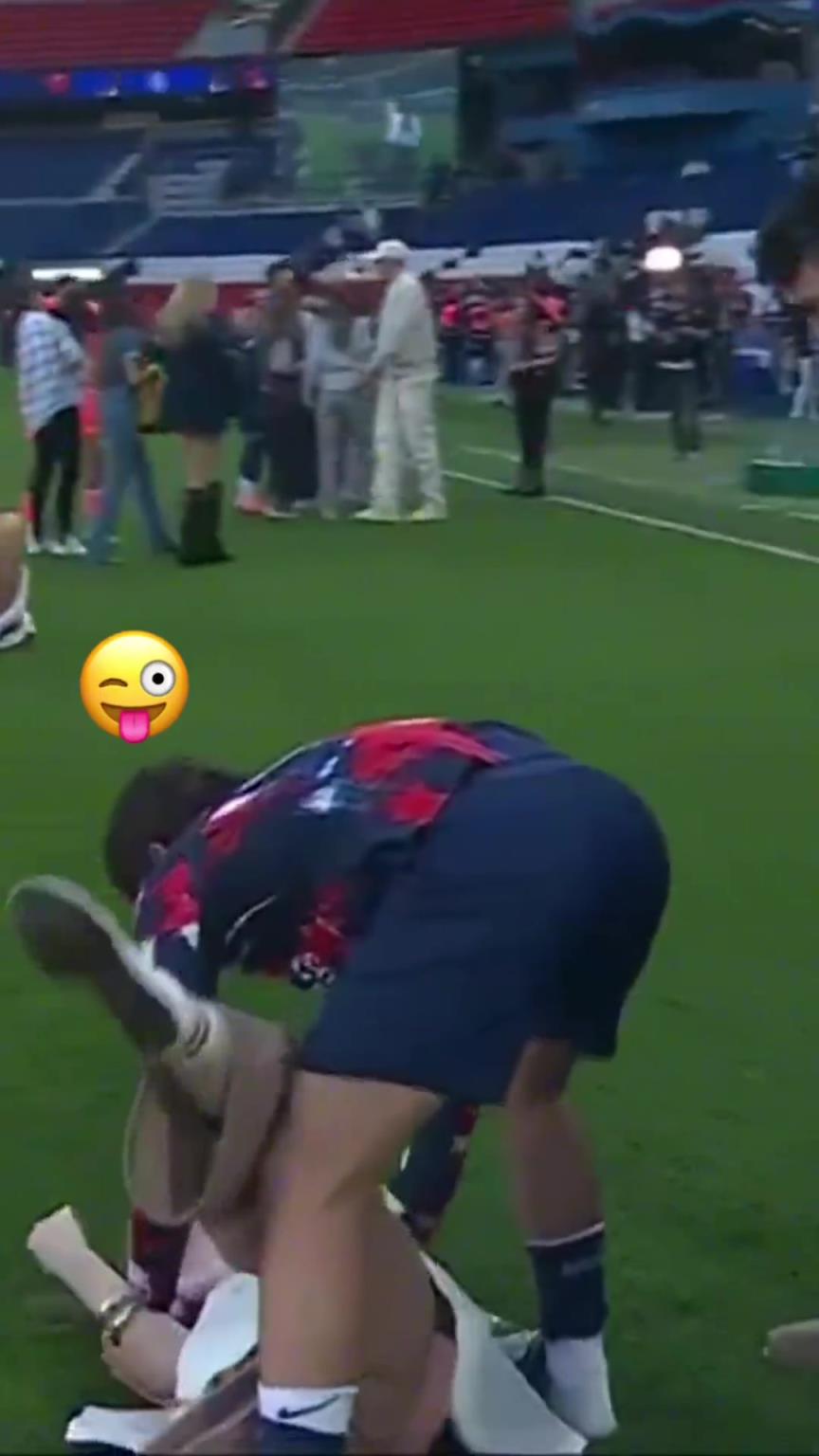 玩這么花??？內(nèi)維斯在家人面前把自己女友按倒在地