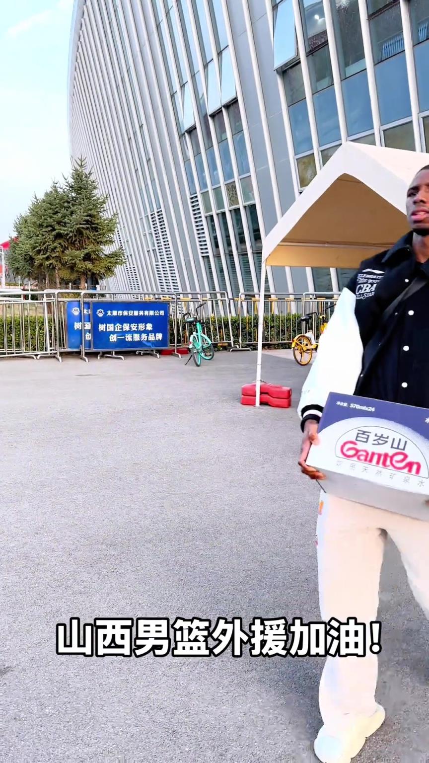 不是！你們山西外援合同還包括搬水的？