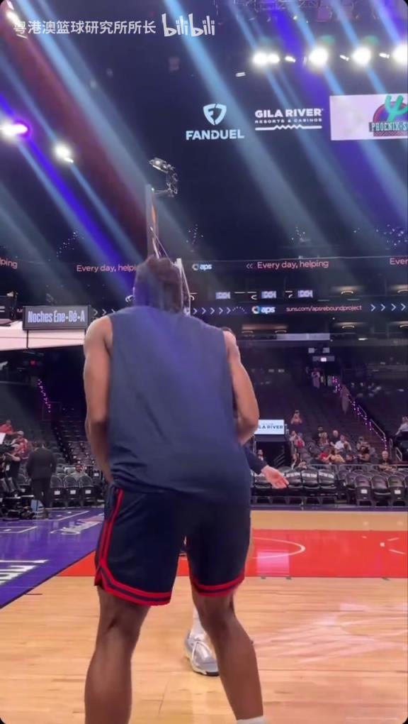 機(jī)器人級(jí)別的靜態(tài)身體！近距離看小卡的賽前熱身！