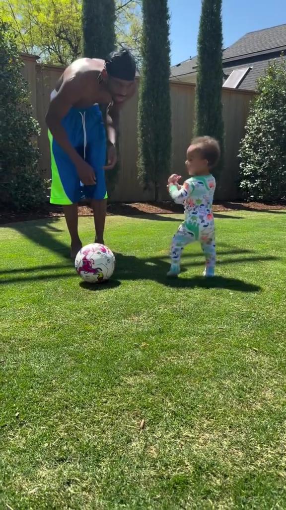 足球要從娃娃抓起！SGA帶娃踢足球，小孩摔倒時(shí)鼓掌“嘲笑”！