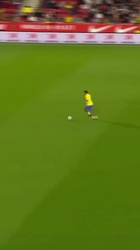 45歲還開(kāi)掛！小羅再現(xiàn)牛尾巴過(guò)人，微笑單挑門(mén)將輕松打進(jìn)